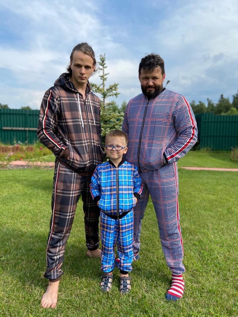 Перед праздником Дня города-2021 владелец ателье предоставил публике костюмы с QR-кодами, которые позволяют переболевшим и вакцинированным быстрее перемещаться на постах контроля; на День знаний в яркой школьной форме от Максима вышли на линейку ковровские школьники. А теперь владимирцы говорят о сериале «Игра в кальмара», так почему бы не пошить соответствующие запросу вещи?