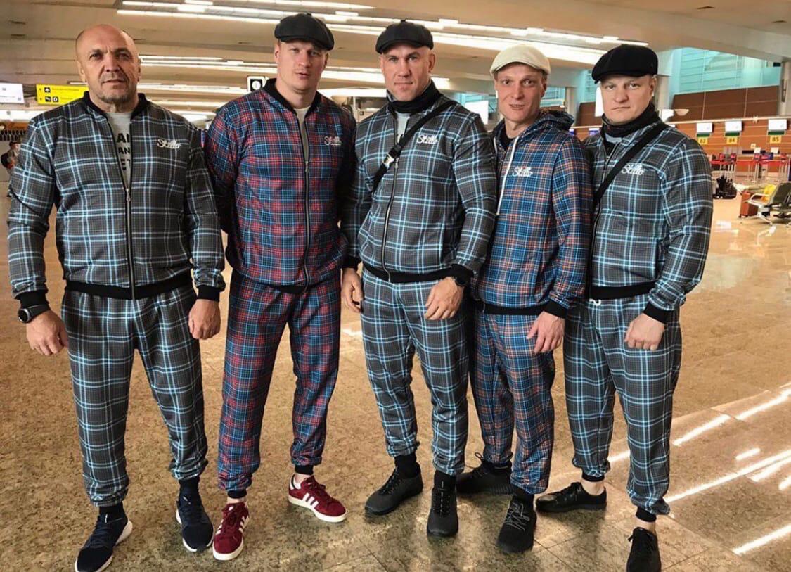 Перед праздником Дня города-2021 владелец ателье предоставил публике костюмы с QR-кодами, которые позволяют переболевшим и вакцинированным быстрее перемещаться на постах контроля; на День знаний в яркой школьной форме от Максима вышли на линейку ковровские школьники. А теперь владимирцы говорят о сериале «Игра в кальмара», так почему бы не пошить соответствующие запросу вещи?