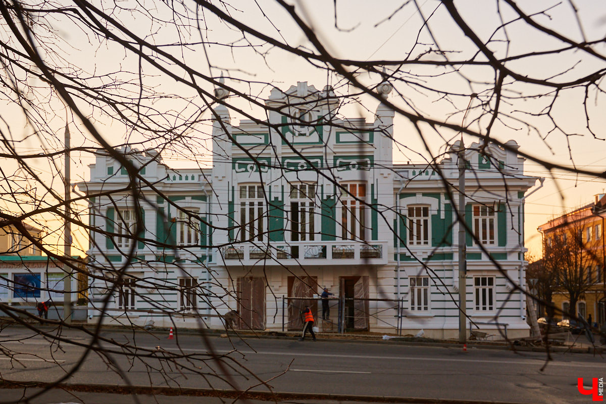 Во Владимире выросли леса. Не хвойные или лиственные — строительные. В разгаре ремонт фасадов нескольких важных для города зданий. Смотрим: что получается у рабочих и как меняется облик привычных элементов пейзажа.