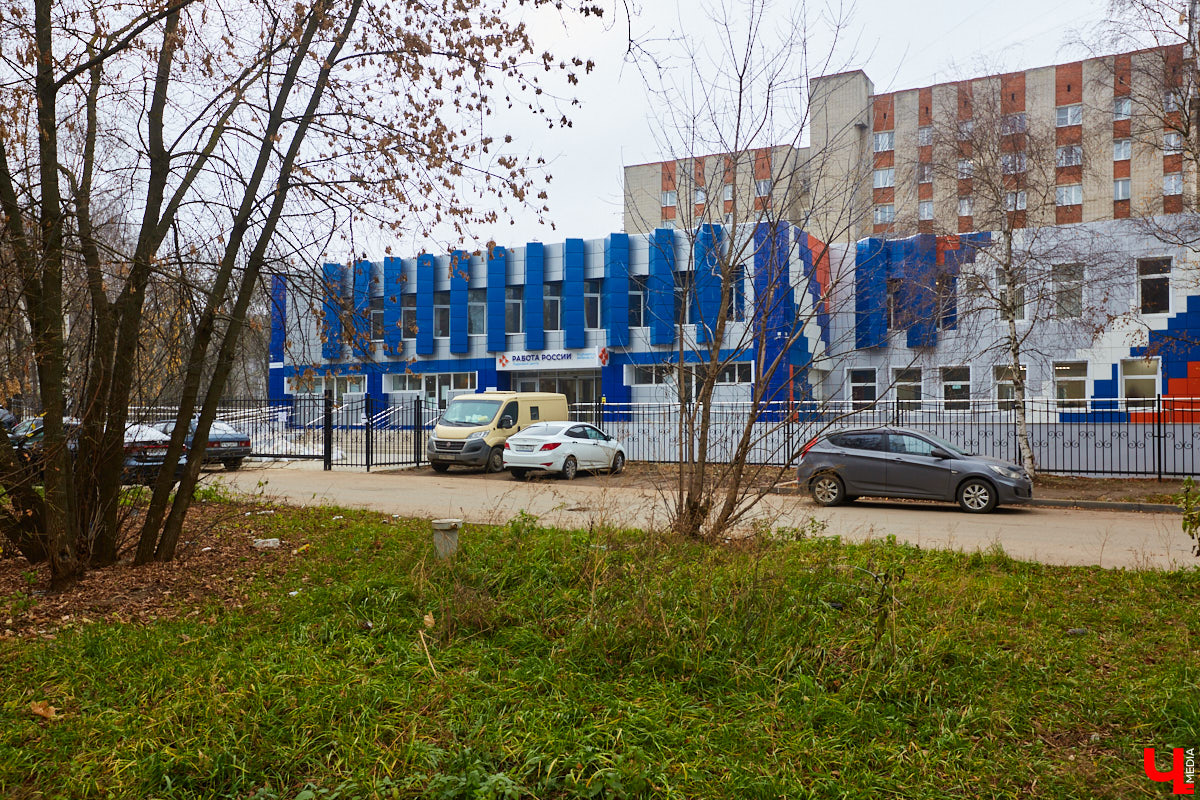 Во Владимире выросли леса. Не хвойные или лиственные — строительные. В разгаре ремонт фасадов нескольких важных для города зданий. Смотрим: что получается у рабочих и как меняется облик привычных элементов пейзажа.