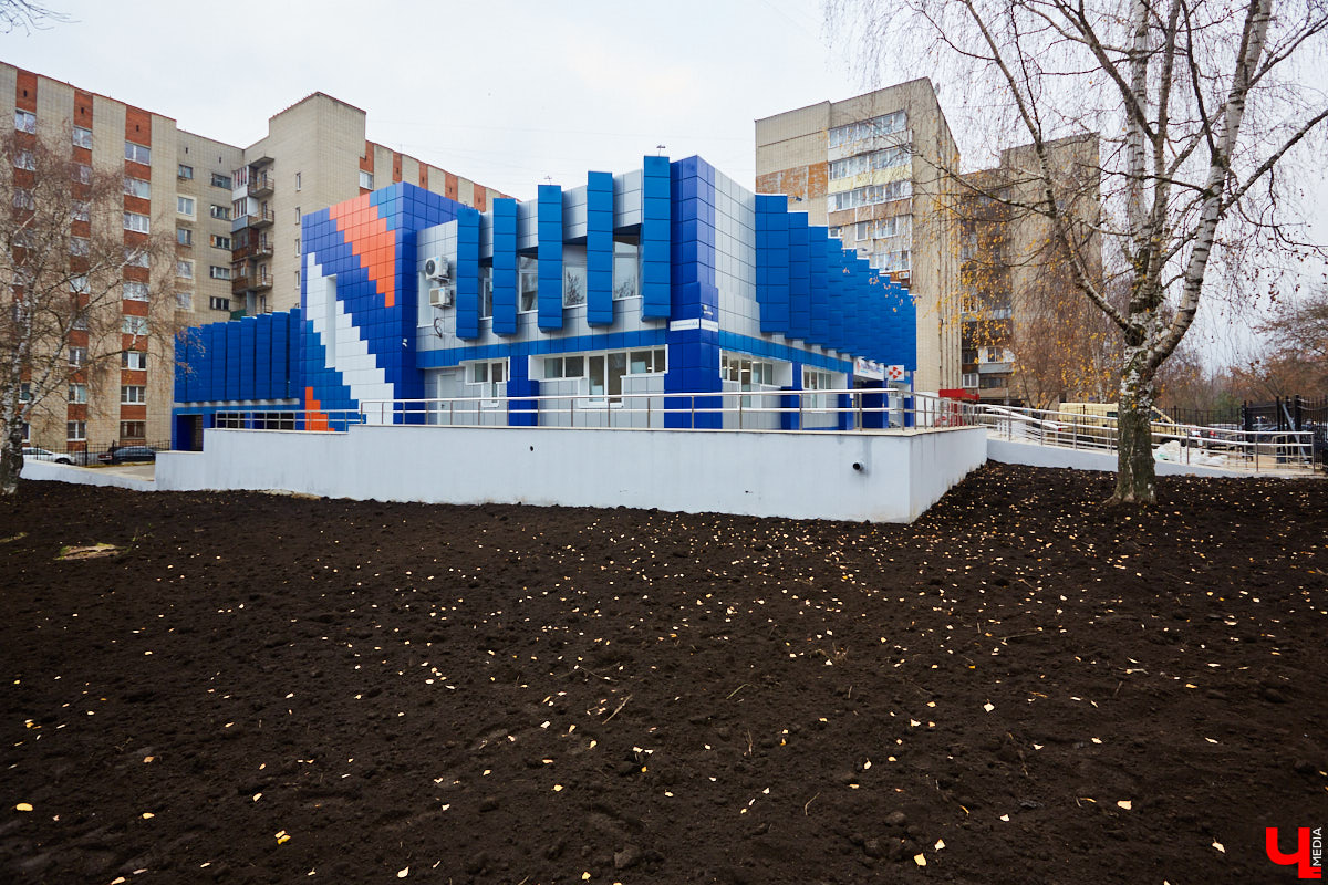 Во Владимире выросли леса. Не хвойные или лиственные — строительные. В разгаре ремонт фасадов нескольких важных для города зданий. Смотрим: что получается у рабочих и как меняется облик привычных элементов пейзажа.