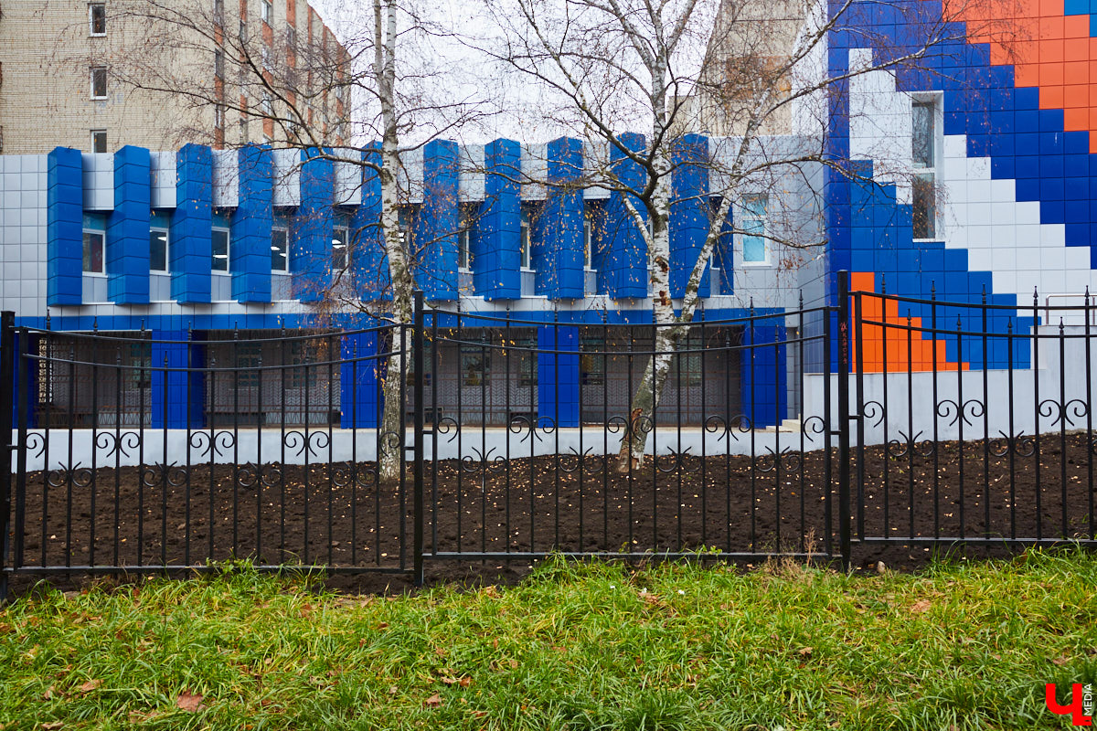 Во Владимире выросли леса. Не хвойные или лиственные — строительные. В разгаре ремонт фасадов нескольких важных для города зданий. Смотрим: что получается у рабочих и как меняется облик привычных элементов пейзажа.