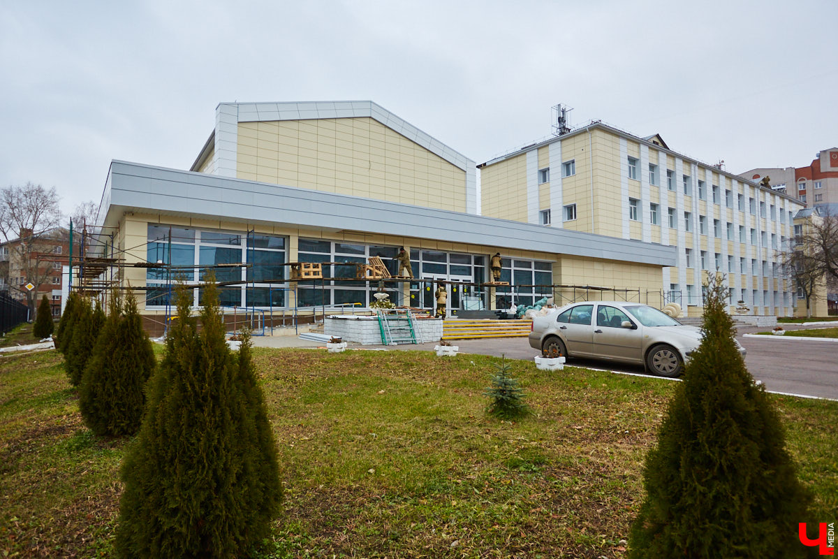 Во Владимире выросли леса. Не хвойные или лиственные — строительные. В разгаре ремонт фасадов нескольких важных для города зданий. Смотрим: что получается у рабочих и как меняется облик привычных элементов пейзажа.