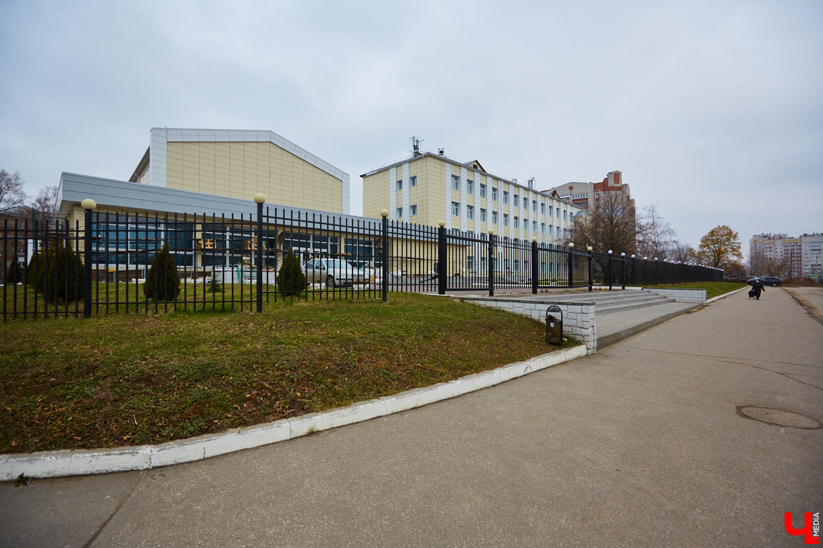 Во Владимире выросли леса. Не хвойные или лиственные — строительные. В разгаре ремонт фасадов нескольких важных для города зданий. Смотрим: что получается у рабочих и как меняется облик привычных элементов пейзажа.