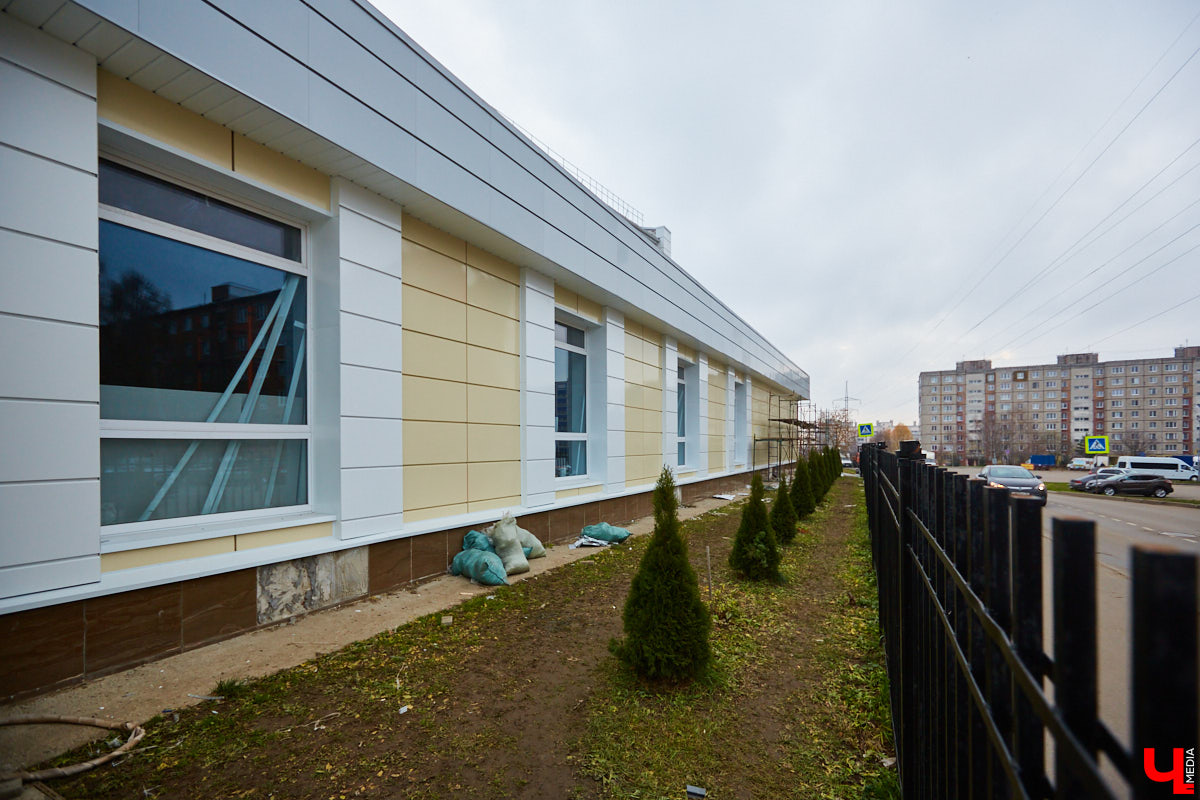 Во Владимире выросли леса. Не хвойные или лиственные — строительные. В разгаре ремонт фасадов нескольких важных для города зданий. Смотрим: что получается у рабочих и как меняется облик привычных элементов пейзажа.