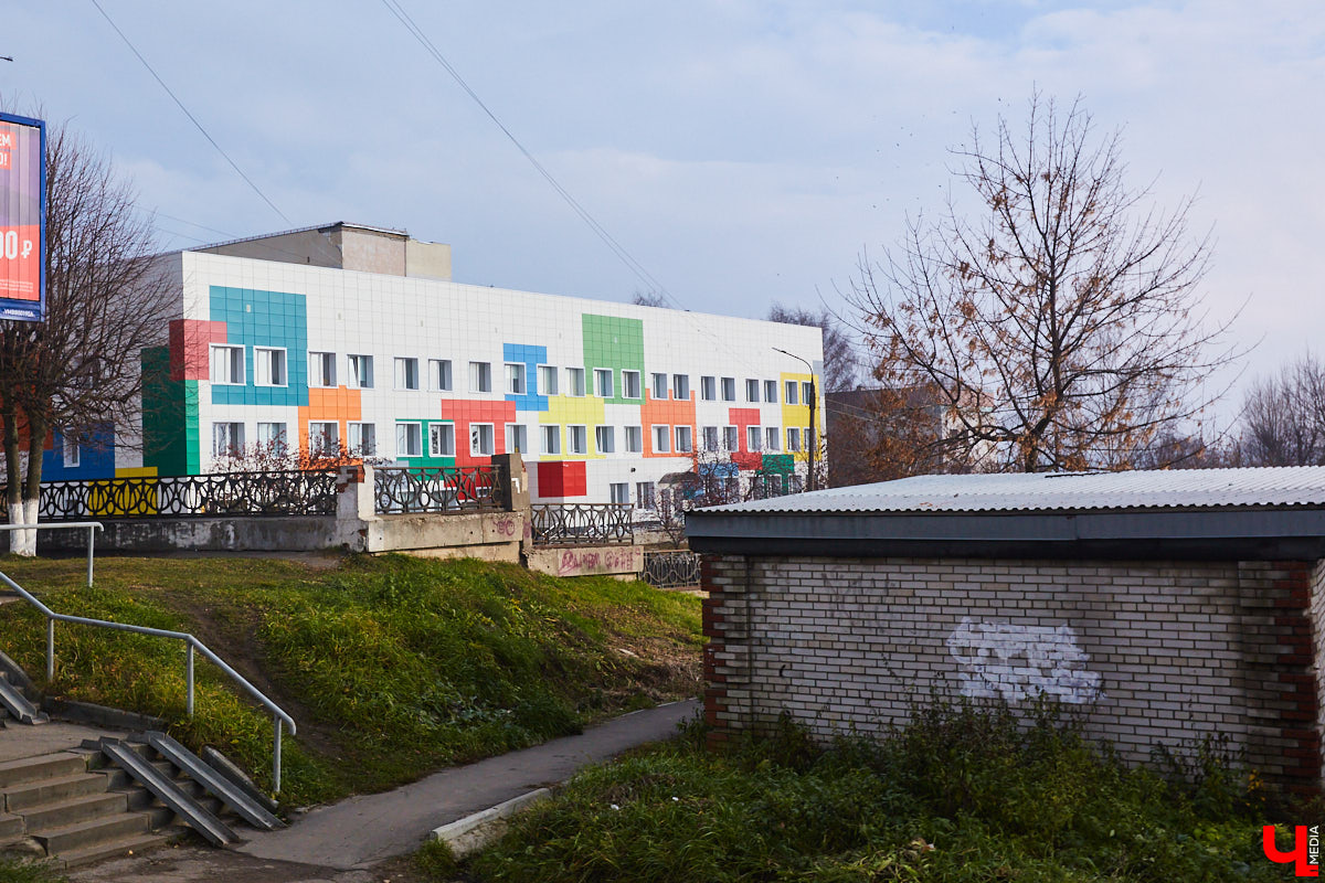 Во Владимире выросли леса. Не хвойные или лиственные — строительные. В разгаре ремонт фасадов нескольких важных для города зданий. Смотрим: что получается у рабочих и как меняется облик привычных элементов пейзажа.