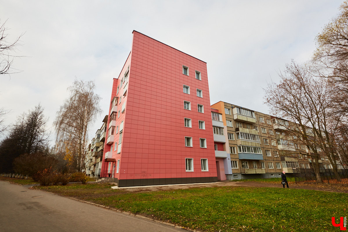 Во Владимире выросли леса. Не хвойные или лиственные — строительные. В разгаре ремонт фасадов нескольких важных для города зданий. Смотрим: что получается у рабочих и как меняется облик привычных элементов пейзажа.