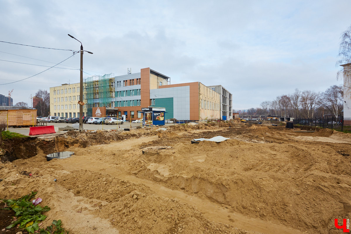 Во Владимире выросли леса. Не хвойные или лиственные — строительные. В разгаре ремонт фасадов нескольких важных для города зданий. Смотрим: что получается у рабочих и как меняется облик привычных элементов пейзажа.