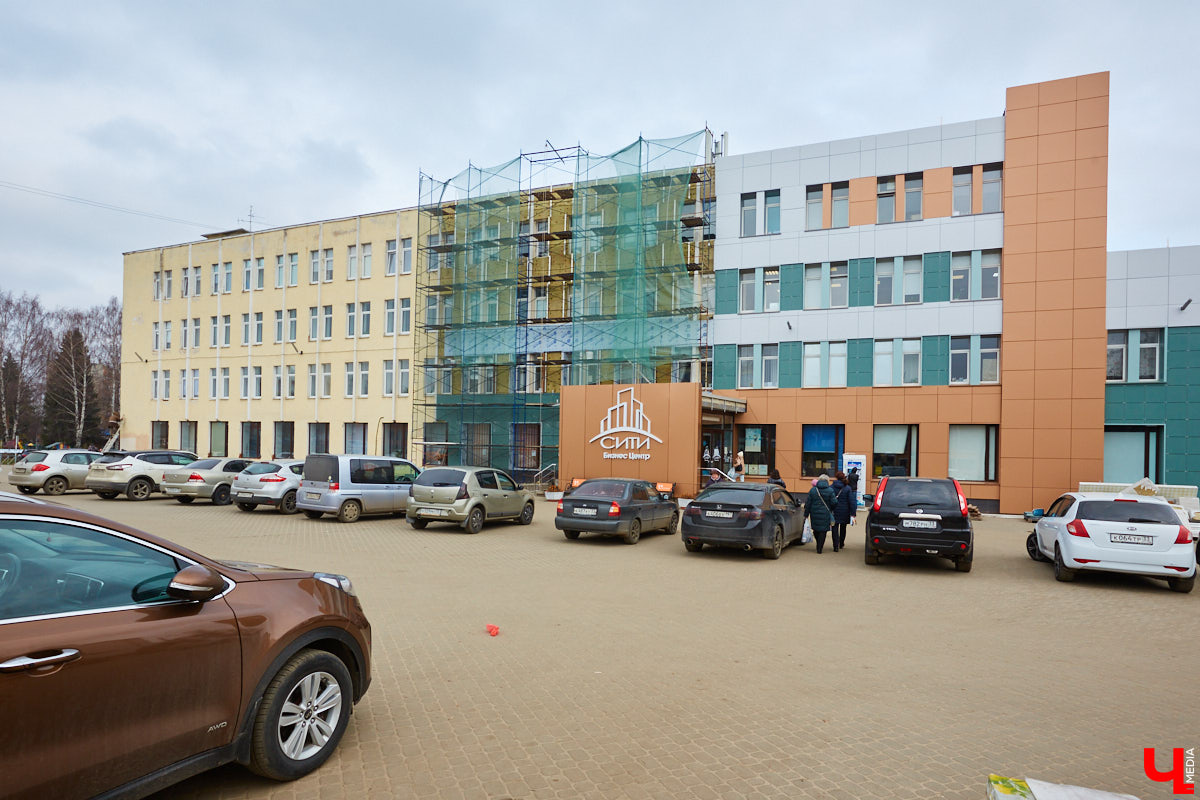 Во Владимире выросли леса. Не хвойные или лиственные — строительные. В разгаре ремонт фасадов нескольких важных для города зданий. Смотрим: что получается у рабочих и как меняется облик привычных элементов пейзажа.