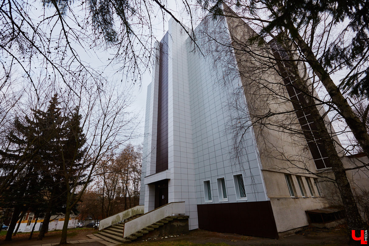 Во Владимире выросли леса. Не хвойные или лиственные — строительные. В разгаре ремонт фасадов нескольких важных для города зданий. Смотрим: что получается у рабочих и как меняется облик привычных элементов пейзажа.