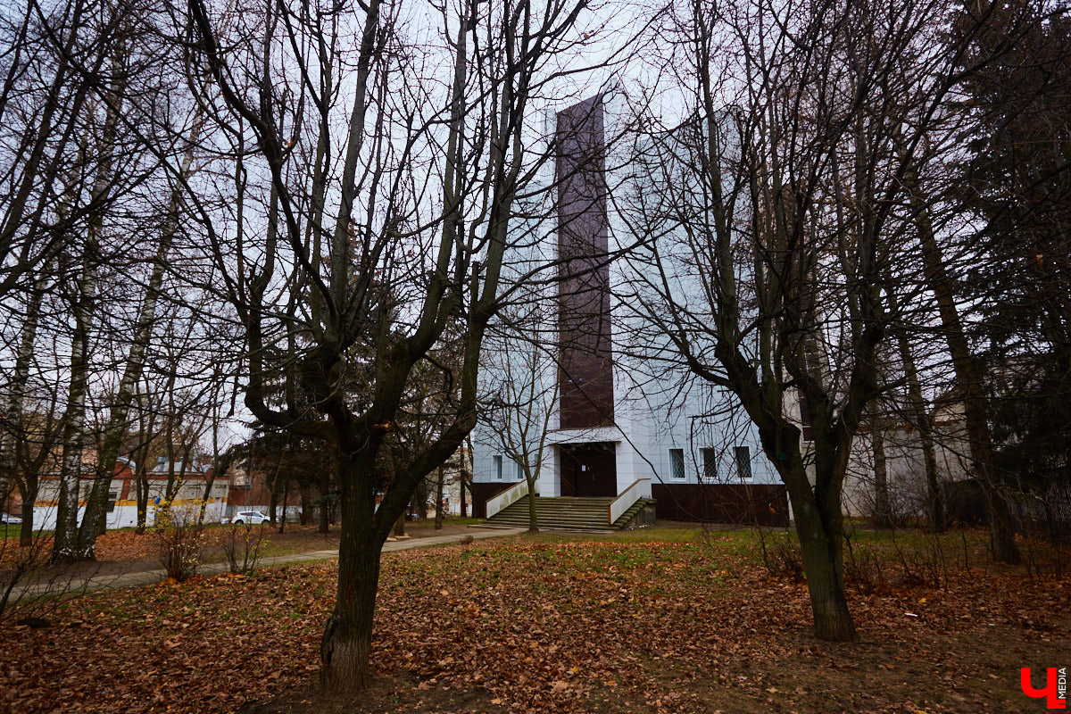 Во Владимире выросли леса. Не хвойные или лиственные — строительные. В разгаре ремонт фасадов нескольких важных для города зданий. Смотрим: что получается у рабочих и как меняется облик привычных элементов пейзажа.