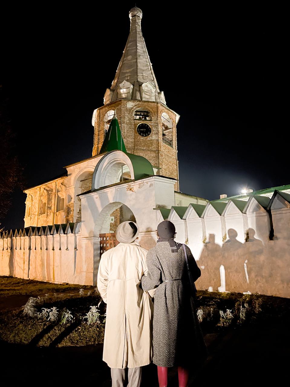 В минувшие ноябрьские выходные по тайному маршруту Суздаля прошел иммерсивный спектакль-экскурсия. Название у него созвучно локации — «ПроПраСуздаль», действие показал «Сельский театр драмы и комедии» в Фомихе.