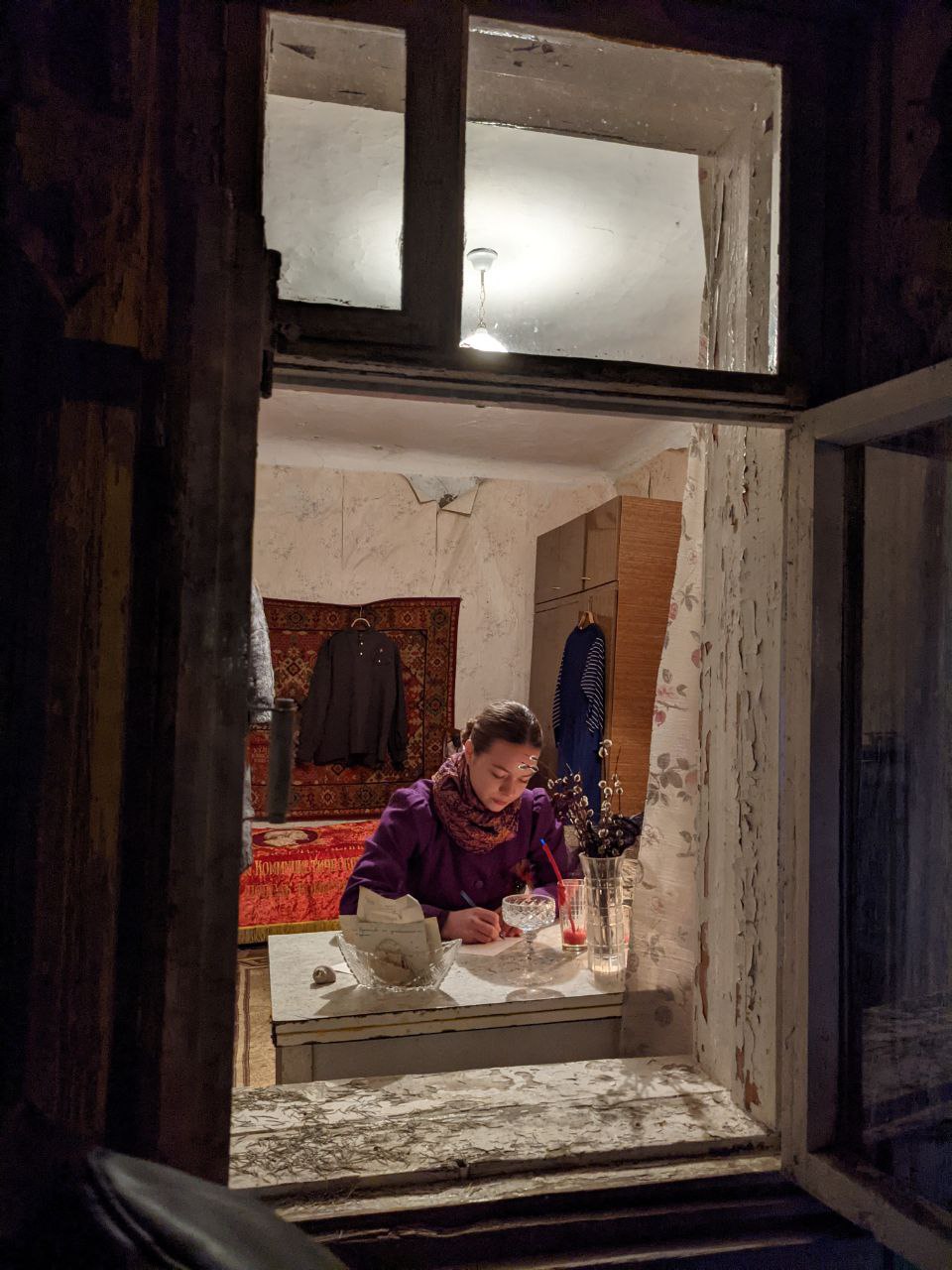 В минувшие ноябрьские выходные по тайному маршруту Суздаля прошел иммерсивный спектакль-экскурсия. Название у него созвучно локации — «ПроПраСуздаль», действие показал «Сельский театр драмы и комедии» в Фомихе.