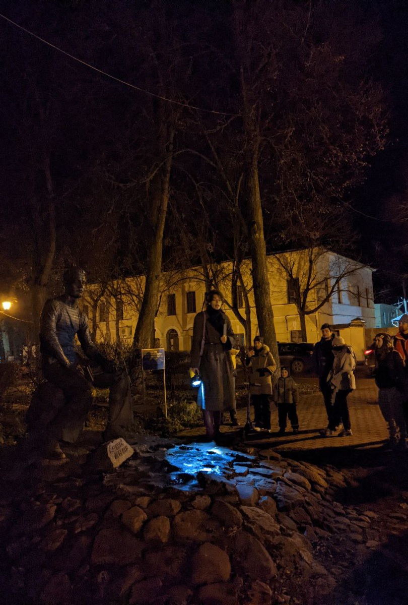 В минувшие ноябрьские выходные по тайному маршруту Суздаля прошел иммерсивный спектакль-экскурсия. Название у него созвучно локации — «ПроПраСуздаль», действие показал «Сельский театр драмы и комедии» в Фомихе.