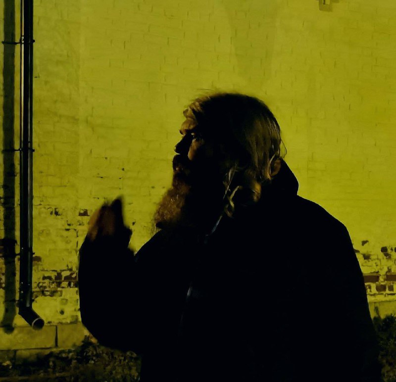 В минувшие ноябрьские выходные по тайному маршруту Суздаля прошел иммерсивный спектакль-экскурсия. Название у него созвучно локации — «ПроПраСуздаль», действие показал «Сельский театр драмы и комедии» в Фомихе.