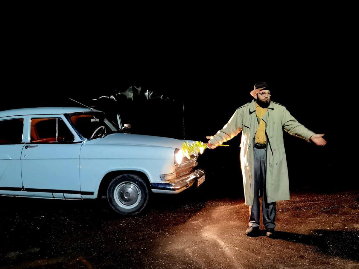 В минувшие ноябрьские выходные по тайному маршруту Суздаля прошел иммерсивный спектакль-экскурсия. Название у него созвучно локации — «ПроПраСуздаль», действие показал «Сельский театр драмы и комедии» в Фомихе.