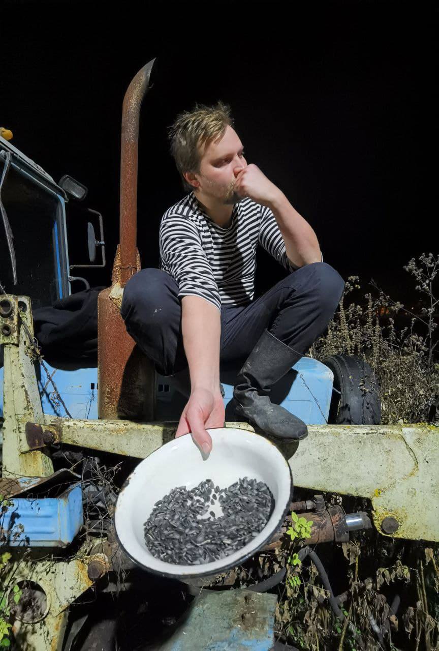 В минувшие ноябрьские выходные по тайному маршруту Суздаля прошел иммерсивный спектакль-экскурсия. Название у него созвучно локации — «ПроПраСуздаль», действие показал «Сельский театр драмы и комедии» в Фомихе.