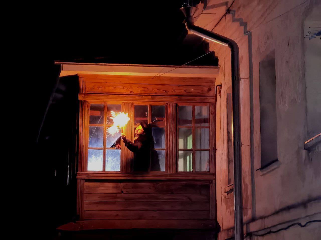 В минувшие ноябрьские выходные по тайному маршруту Суздаля прошел иммерсивный спектакль-экскурсия. Название у него созвучно локации — «ПроПраСуздаль», действие показал «Сельский театр драмы и комедии» в Фомихе.