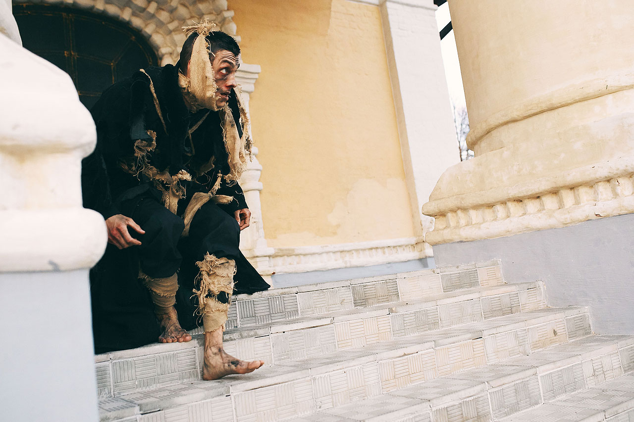 В минувшие ноябрьские выходные по тайному маршруту Суздаля прошел иммерсивный спектакль-экскурсия. Название у него созвучно локации — «ПроПраСуздаль», действие показал «Сельский театр драмы и комедии» в Фомихе.