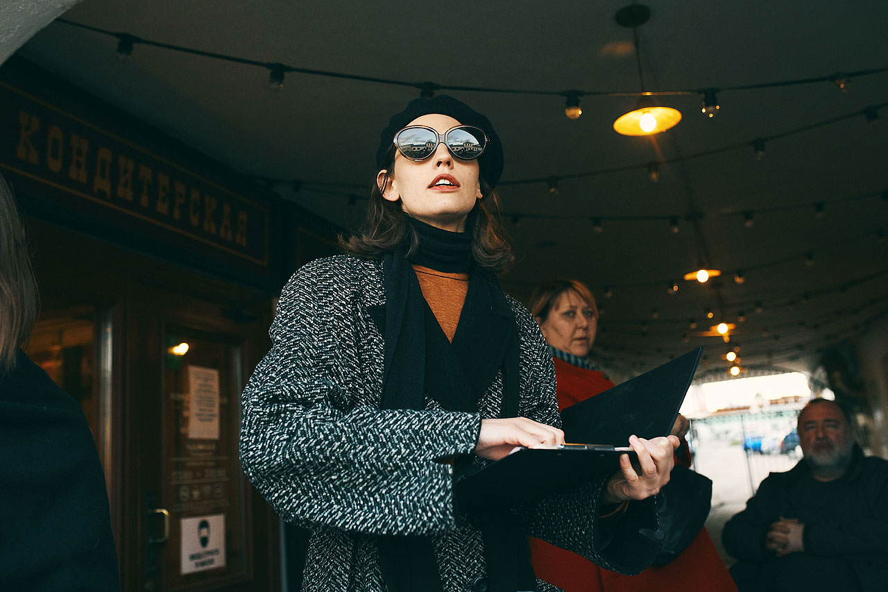 В минувшие ноябрьские выходные по тайному маршруту Суздаля прошел иммерсивный спектакль-экскурсия. Название у него созвучно локации — «ПроПраСуздаль», действие показал «Сельский театр драмы и комедии» в Фомихе.