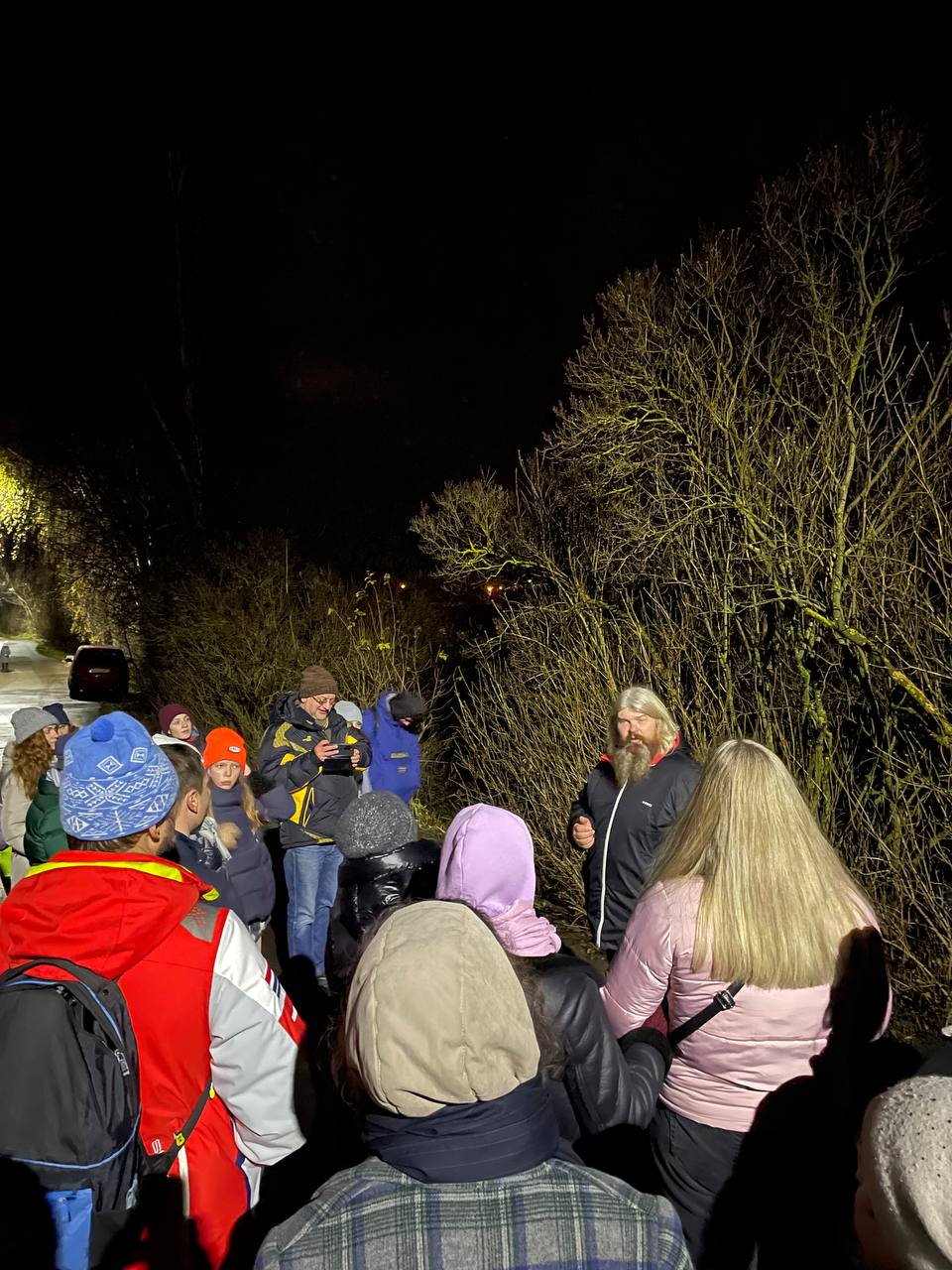 В минувшие ноябрьские выходные по тайному маршруту Суздаля прошел иммерсивный спектакль-экскурсия. Название у него созвучно локации — «ПроПраСуздаль», действие показал «Сельский театр драмы и комедии» в Фомихе.