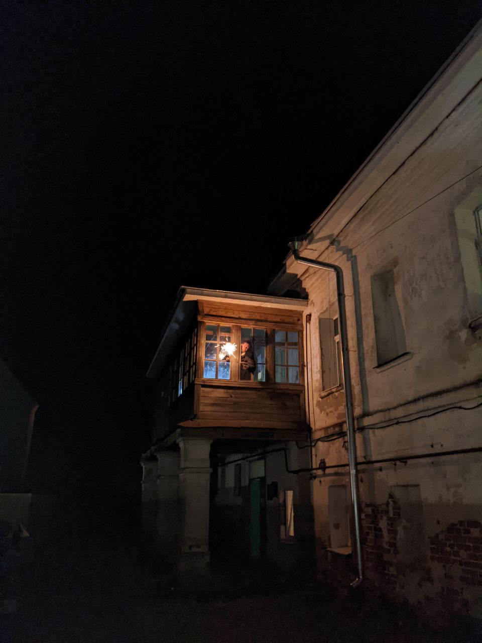 В минувшие ноябрьские выходные по тайному маршруту Суздаля прошел иммерсивный спектакль-экскурсия. Название у него созвучно локации — «ПроПраСуздаль», действие показал «Сельский театр драмы и комедии» в Фомихе.