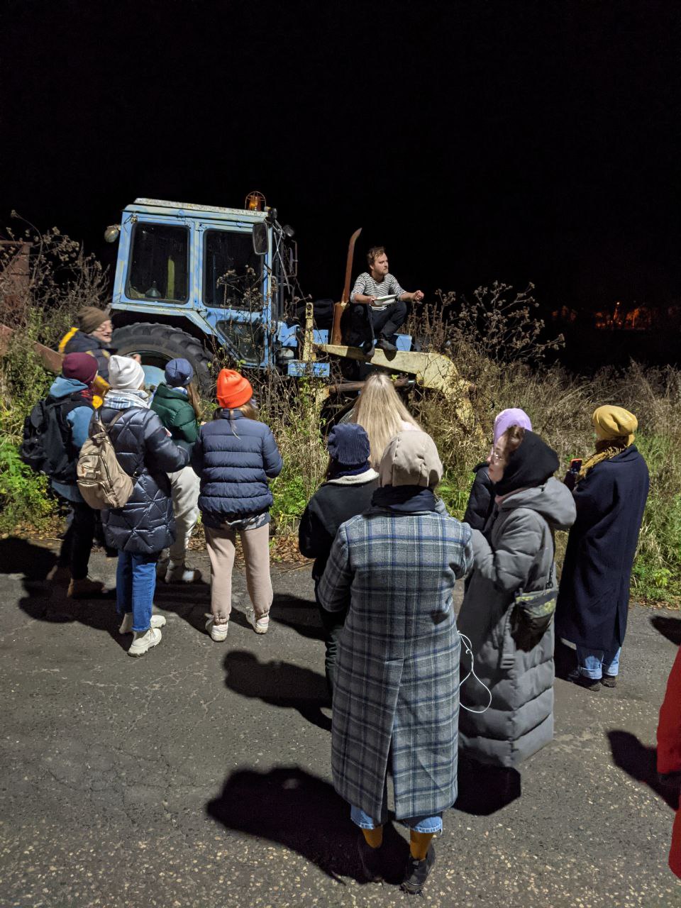 В минувшие ноябрьские выходные по тайному маршруту Суздаля прошел иммерсивный спектакль-экскурсия. Название у него созвучно локации — «ПроПраСуздаль», действие показал «Сельский театр драмы и комедии» в Фомихе.