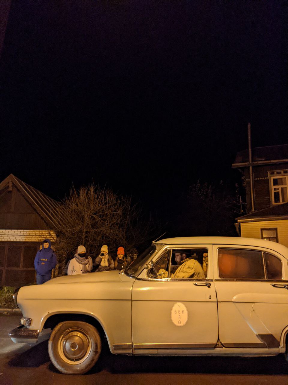 В минувшие ноябрьские выходные по тайному маршруту Суздаля прошел иммерсивный спектакль-экскурсия. Название у него созвучно локации — «ПроПраСуздаль», действие показал «Сельский театр драмы и комедии» в Фомихе.