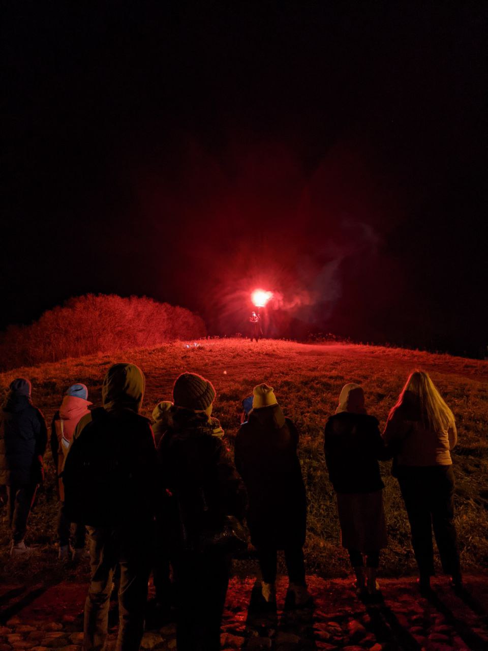 В минувшие ноябрьские выходные по тайному маршруту Суздаля прошел иммерсивный спектакль-экскурсия. Название у него созвучно локации — «ПроПраСуздаль», действие показал «Сельский театр драмы и комедии» в Фомихе.