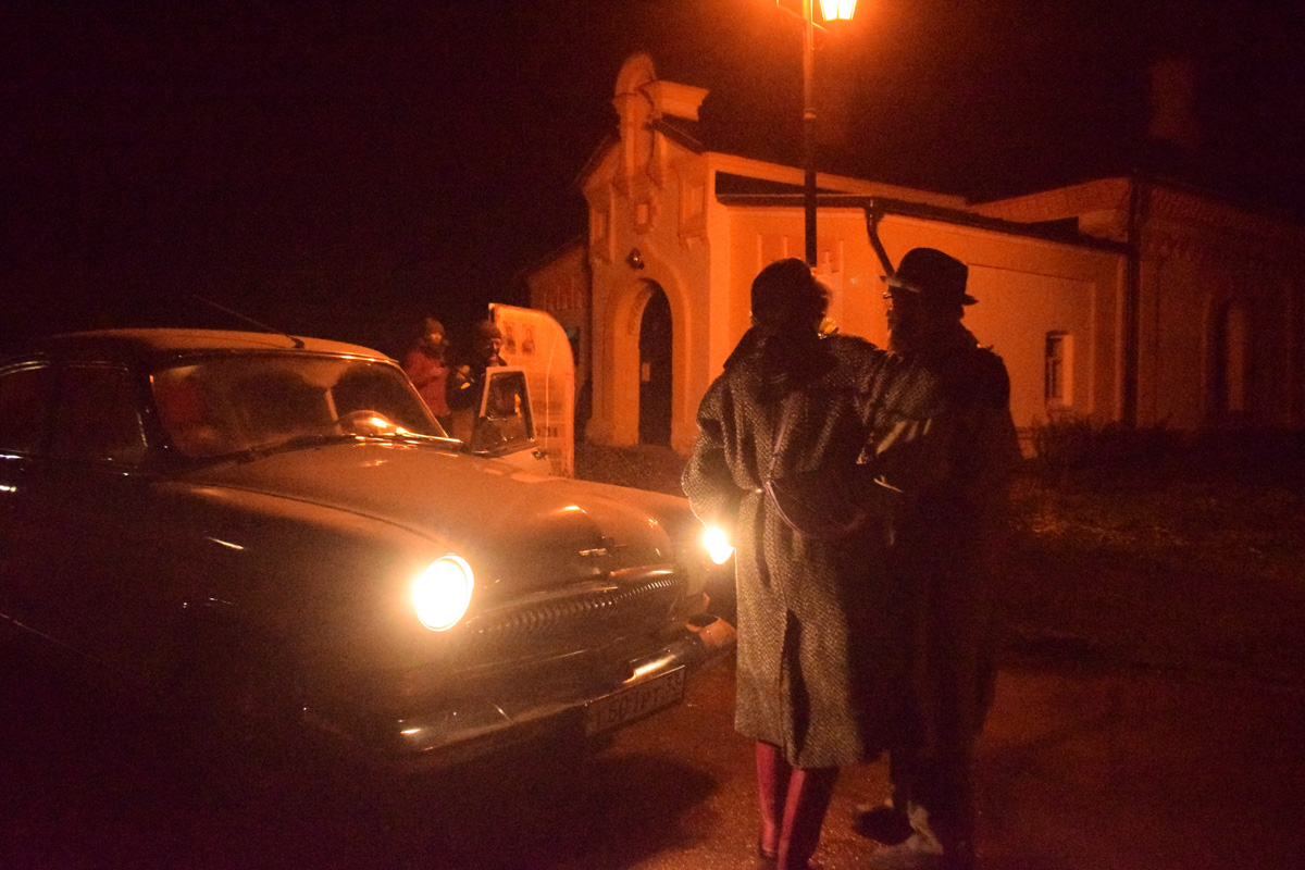 В минувшие ноябрьские выходные по тайному маршруту Суздаля прошел иммерсивный спектакль-экскурсия. Название у него созвучно локации — «ПроПраСуздаль», действие показал «Сельский театр драмы и комедии» в Фомихе.