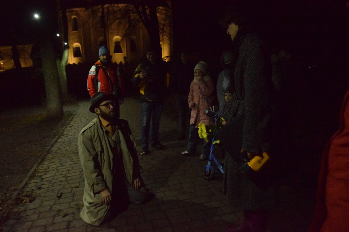 В минувшие ноябрьские выходные по тайному маршруту Суздаля прошел иммерсивный спектакль-экскурсия. Название у него созвучно локации — «ПроПраСуздаль», действие показал «Сельский театр драмы и комедии» в Фомихе.