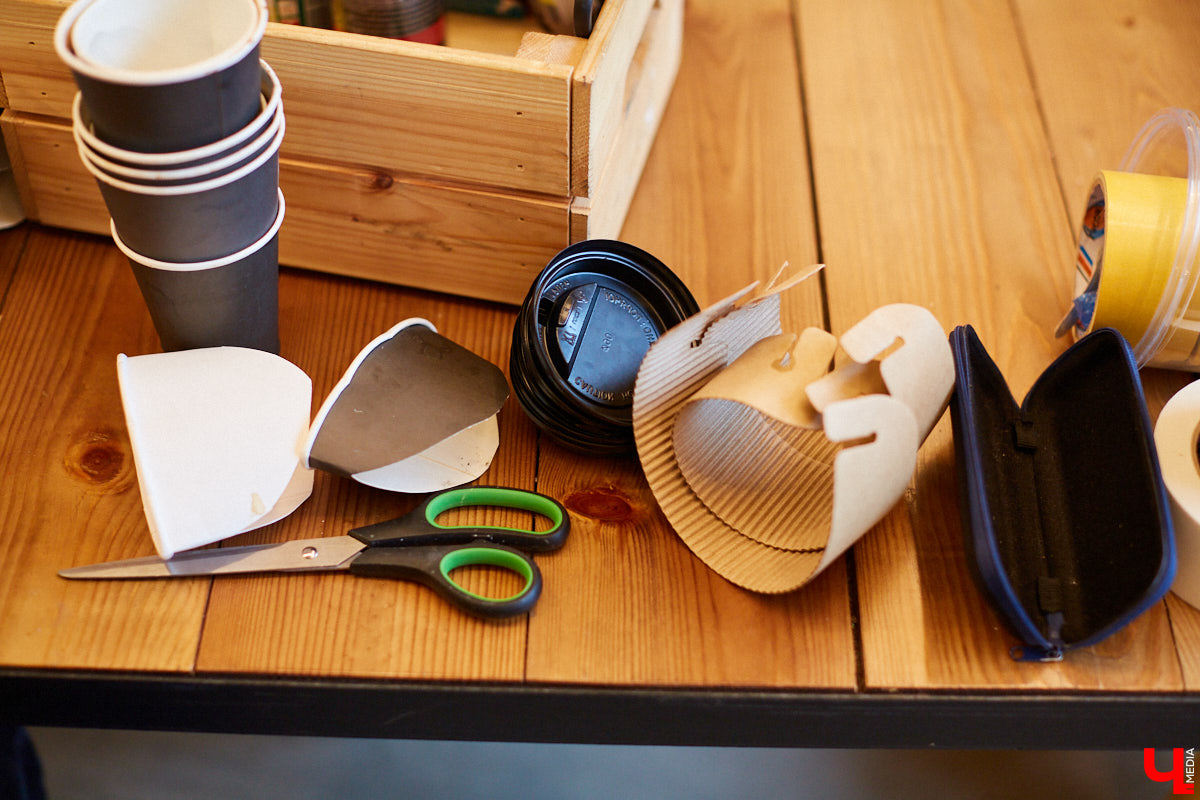 В эту субботу в гастромаркете «Рынок на Студёной» состоялся необычный мастер-класс: известная художница Наталья Колпакова продемонстрировала всем желающим, как из подручного мусора можно создать арт-объект и развить тем самым абстрактное мышление.