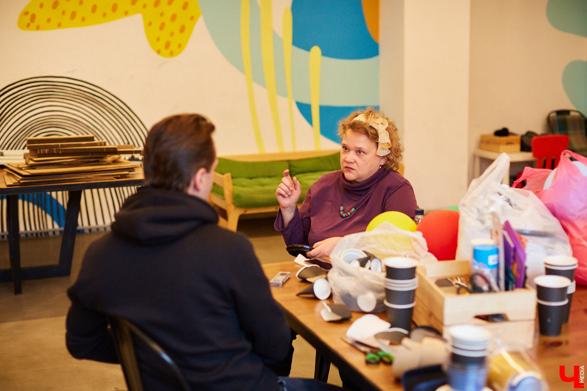 В эту субботу в гастромаркете «Рынок на Студёной» состоялся необычный мастер-класс: известная художница Наталья Колпакова продемонстрировала всем желающим, как из подручного мусора можно создать арт-объект и развить тем самым абстрактное мышление.