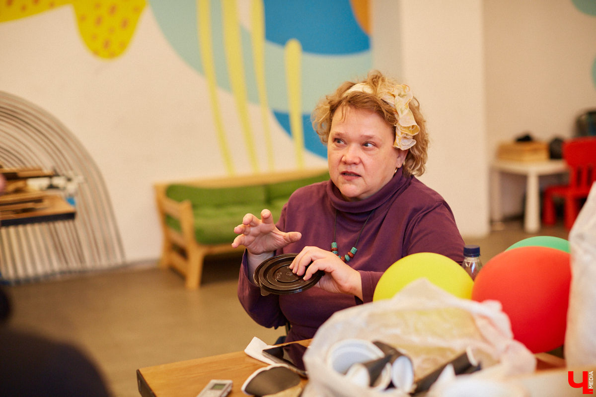 В эту субботу в гастромаркете «Рынок на Студёной» состоялся необычный мастер-класс: известная художница Наталья Колпакова продемонстрировала всем желающим, как из подручного мусора можно создать арт-объект и развить тем самым абстрактное мышление.