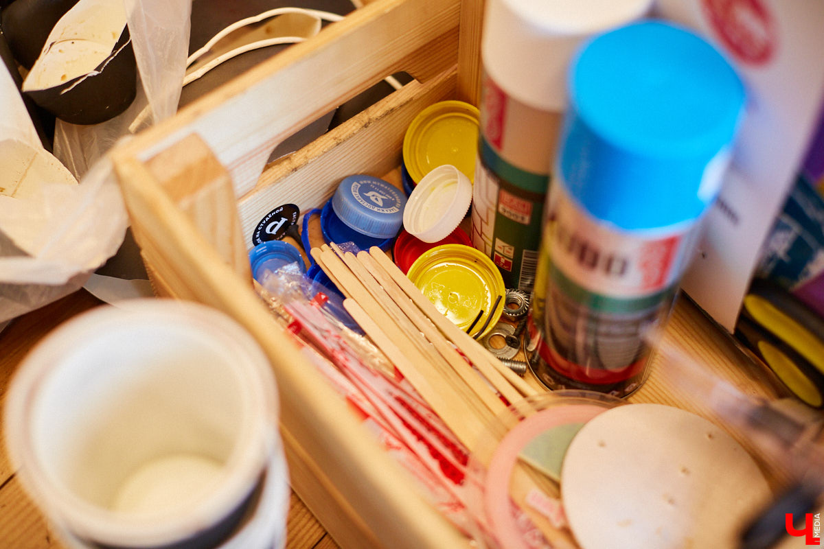 В эту субботу в гастромаркете «Рынок на Студёной» состоялся необычный мастер-класс: известная художница Наталья Колпакова продемонстрировала всем желающим, как из подручного мусора можно создать арт-объект и развить тем самым абстрактное мышление.