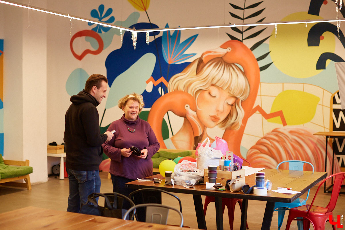 В эту субботу в гастромаркете «Рынок на Студёной» состоялся необычный мастер-класс: известная художница Наталья Колпакова продемонстрировала всем желающим, как из подручного мусора можно создать арт-объект и развить тем самым абстрактное мышление.