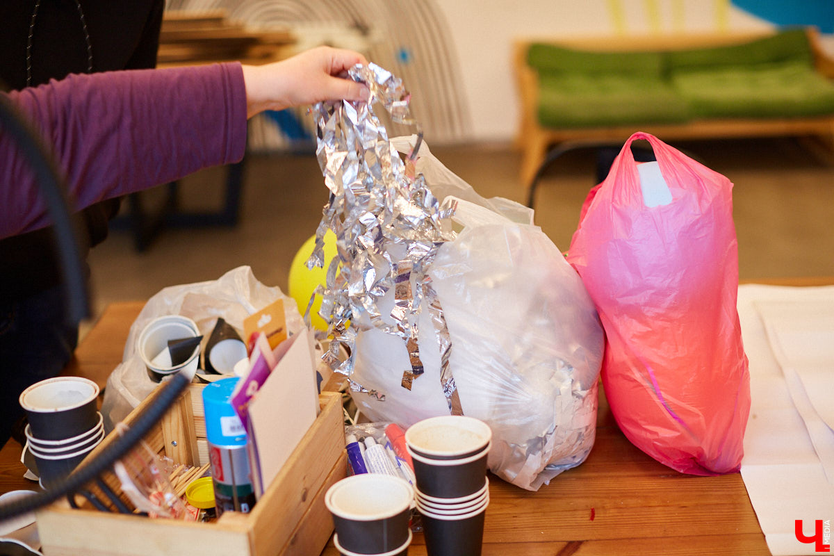 В эту субботу в гастромаркете «Рынок на Студёной» состоялся необычный мастер-класс: известная художница Наталья Колпакова продемонстрировала всем желающим, как из подручного мусора можно создать арт-объект и развить тем самым абстрактное мышление.