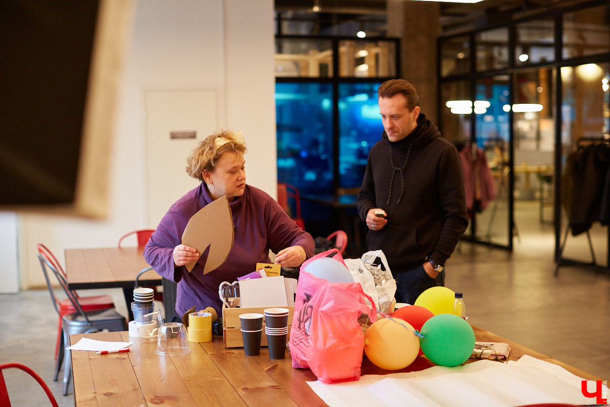 В эту субботу в гастромаркете «Рынок на Студёной» состоялся необычный мастер-класс: известная художница Наталья Колпакова продемонстрировала всем желающим, как из подручного мусора можно создать арт-объект и развить тем самым абстрактное мышление.