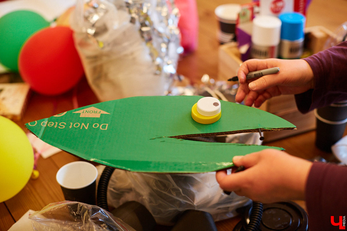 В эту субботу в гастромаркете «Рынок на Студёной» состоялся необычный мастер-класс: известная художница Наталья Колпакова продемонстрировала всем желающим, как из подручного мусора можно создать арт-объект и развить тем самым абстрактное мышление.