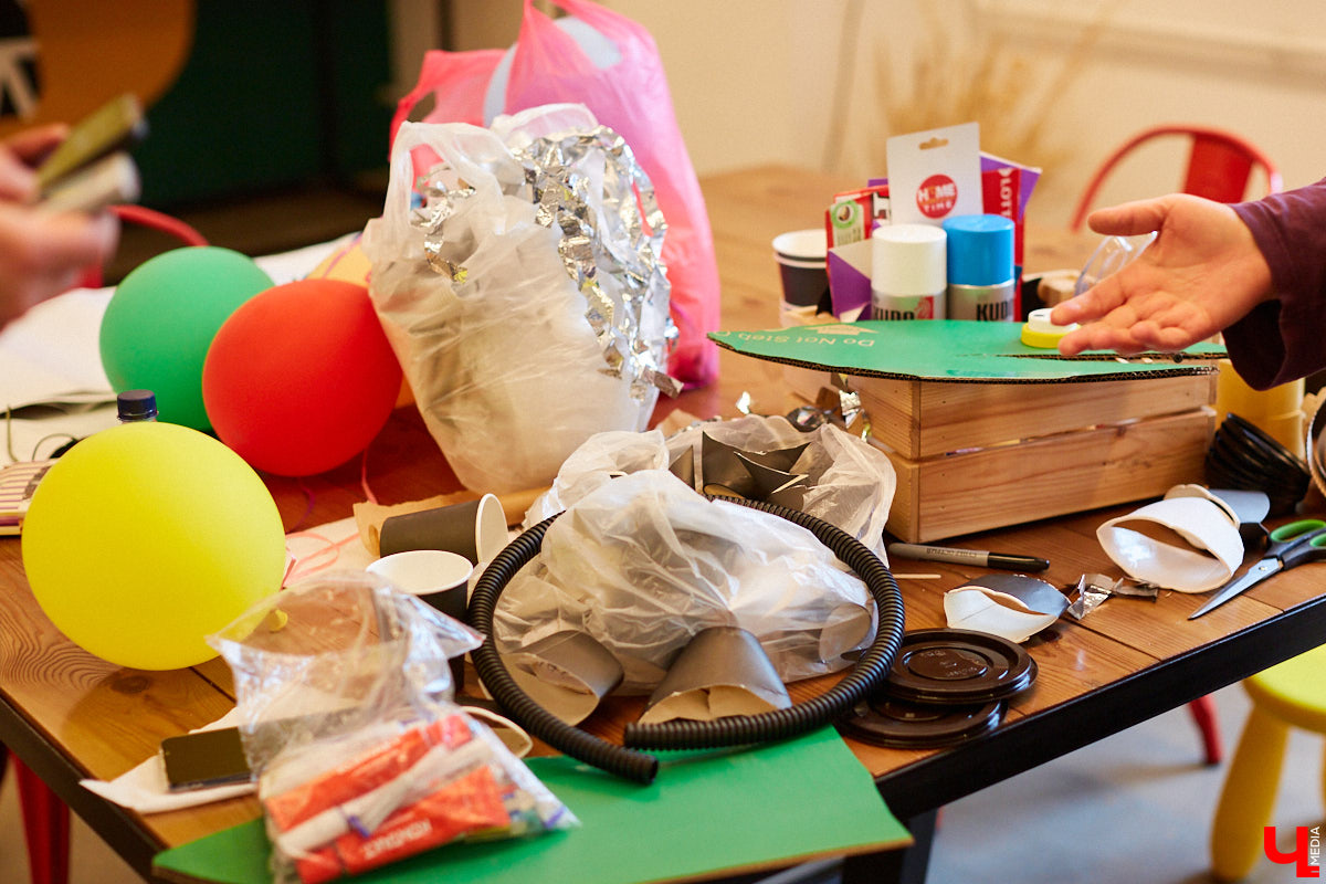 В эту субботу в гастромаркете «Рынок на Студёной» состоялся необычный мастер-класс: известная художница Наталья Колпакова продемонстрировала всем желающим, как из подручного мусора можно создать арт-объект и развить тем самым абстрактное мышление.