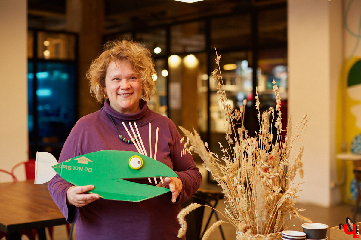 В эту субботу в гастромаркете «Рынок на Студёной» состоялся необычный мастер-класс: известная художница Наталья Колпакова продемонстрировала всем желающим, как из подручного мусора можно создать арт-объект и развить тем самым абстрактное мышление.