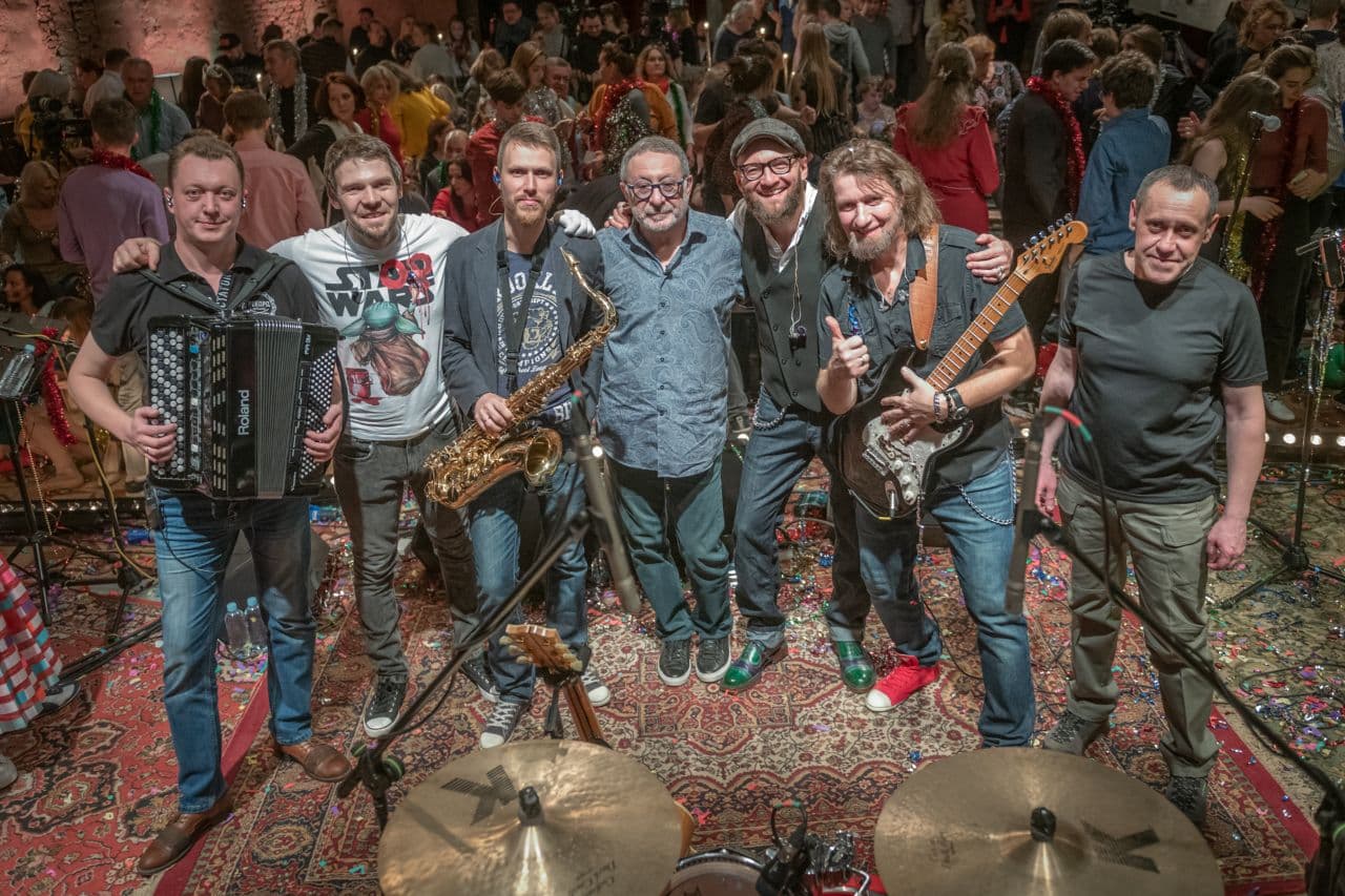 На днях интернет облетели свежие фотографии, на которых владимирские рок-герои «Рекорд Оркестр» вновь запечатлены в обнимку с Евгением Маргулисом – участником групп «Машина Времени» и «Воскресение», а также ведущим собственной телепрограммы «Квартирник у Маргулиса» на НТВ.