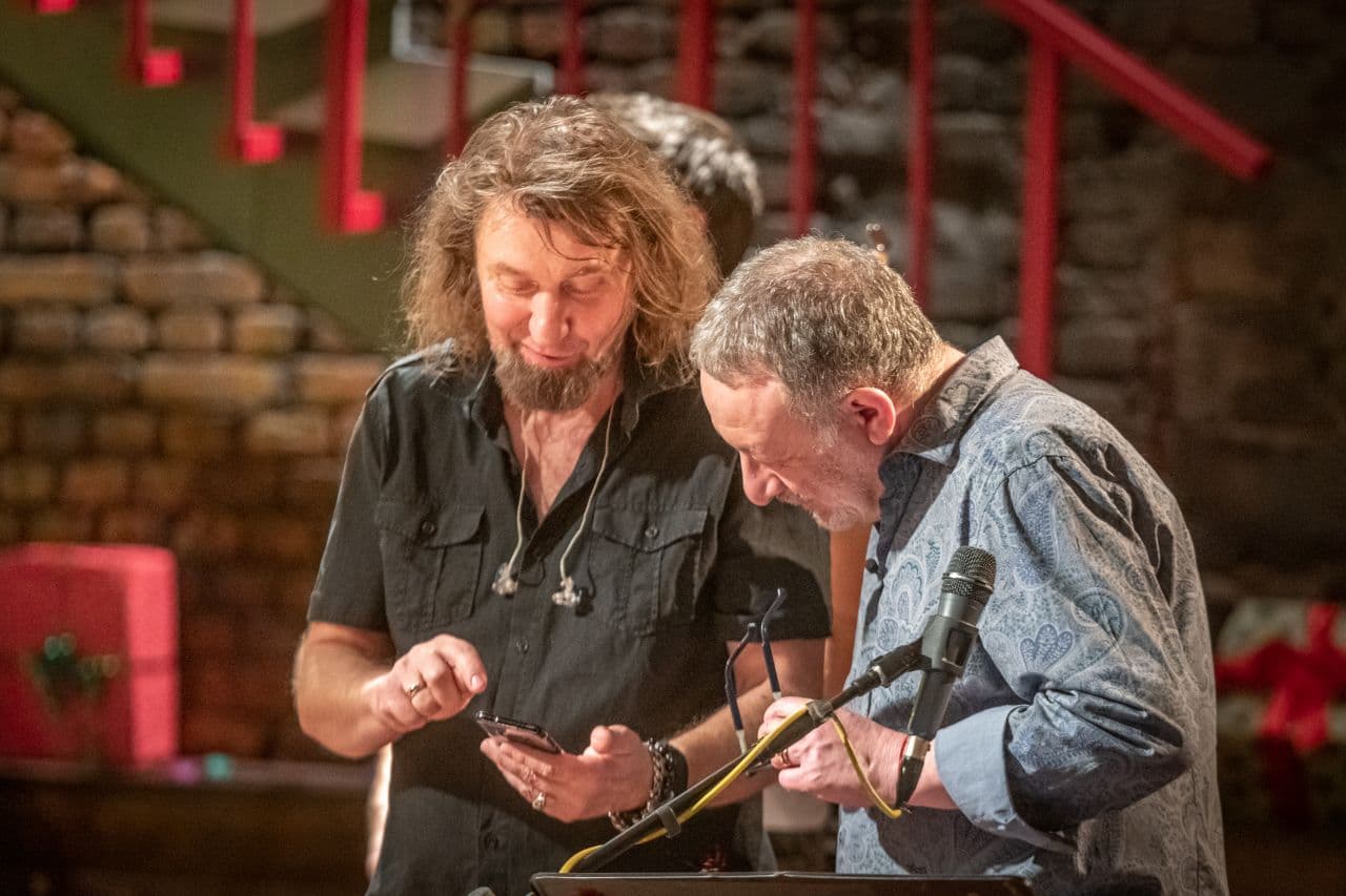 На днях интернет облетели свежие фотографии, на которых владимирские рок-герои «Рекорд Оркестр» вновь запечатлены в обнимку с Евгением Маргулисом – участником групп «Машина Времени» и «Воскресение», а также ведущим собственной телепрограммы «Квартирник у Маргулиса» на НТВ.