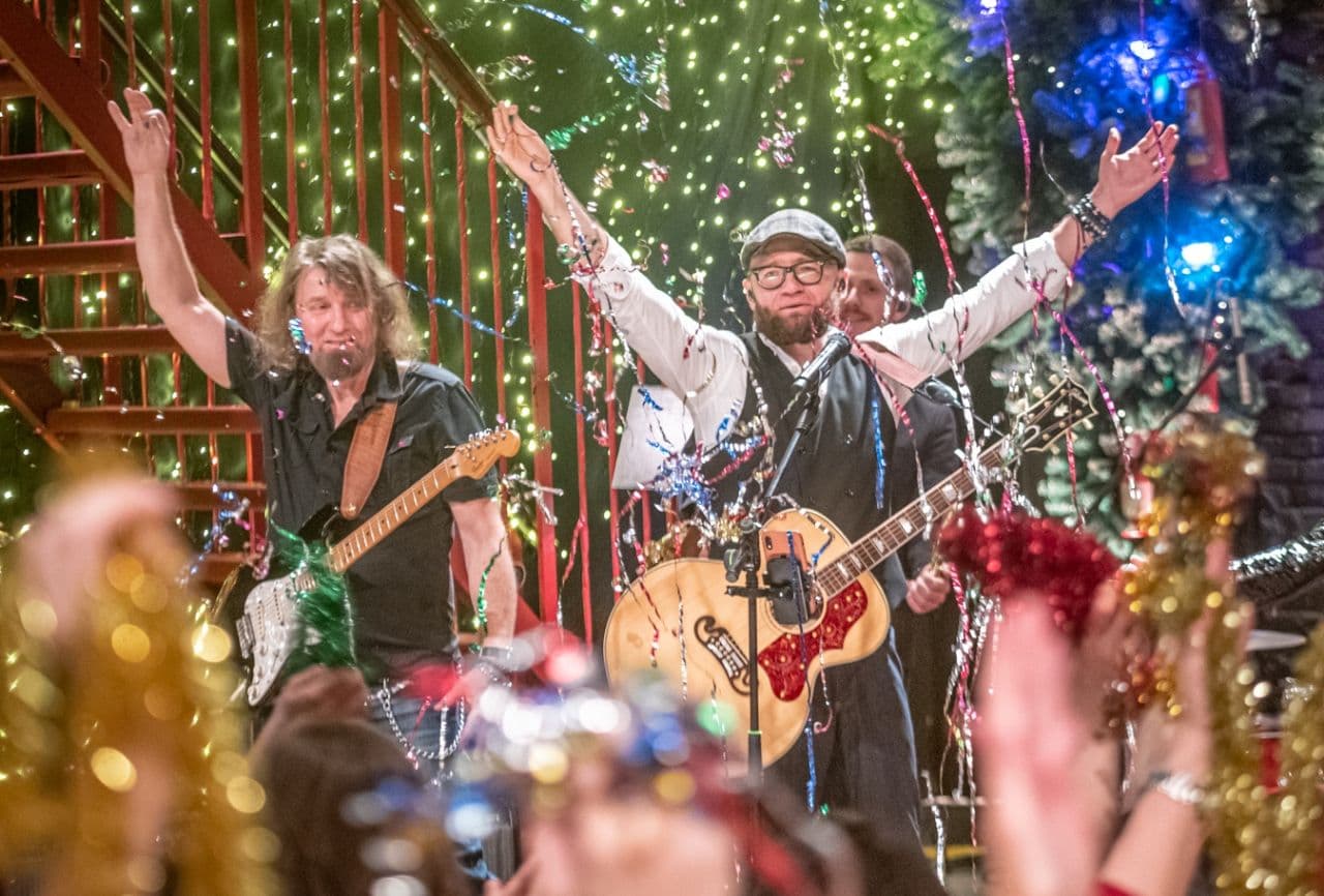 На днях интернет облетели свежие фотографии, на которых владимирские рок-герои «Рекорд Оркестр» вновь запечатлены в обнимку с Евгением Маргулисом – участником групп «Машина Времени» и «Воскресение», а также ведущим собственной телепрограммы «Квартирник у Маргулиса» на НТВ.