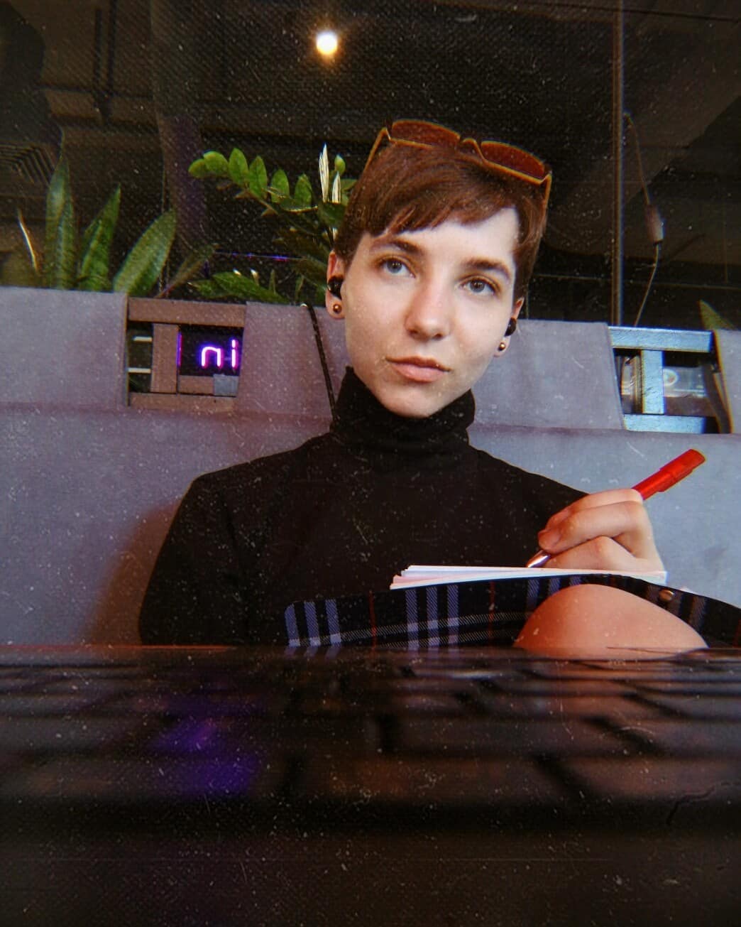 Блогер Оксана Никишова, как Де Ниро в культовом фильме «Таксист», благодаря поездкам по городу морально перезагружается. Узнаем у девушки детали не самой женской работы — страхи, знакомства и прочие аспекты таксования в рубрике «Неудобные вопросы».