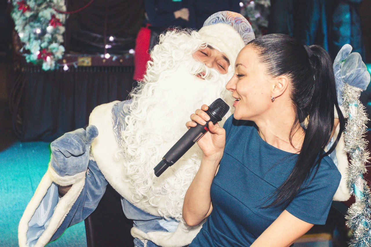 В преддверии Нового года праздничные агентства Владимира предлагают услуги вакцинированных Дедов Морозов и Снегурочек. Спрос на сказочных героев с QR-кодами будет большой, полагают специалисты. Если в прошлом году родители спрашивали справку об антителах, то теперь в ходу сертификат о прививке. 