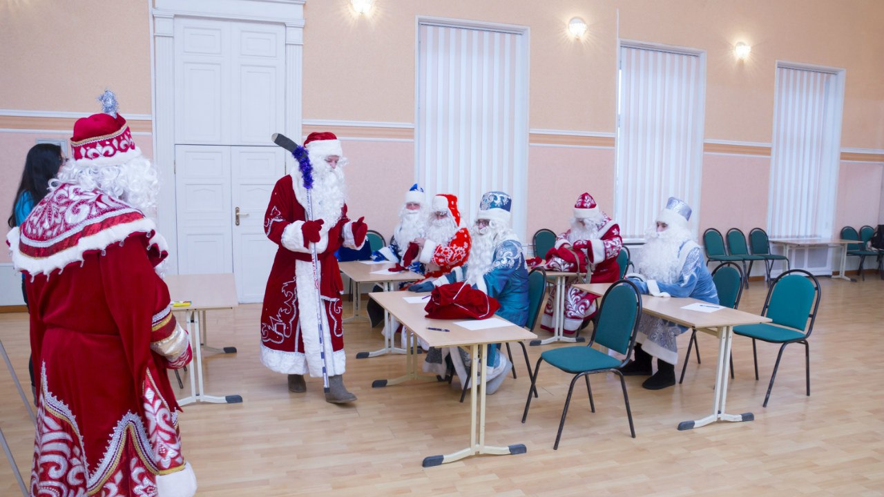 В преддверии Нового года праздничные агентства Владимира предлагают услуги вакцинированных Дедов Морозов и Снегурочек. Спрос на сказочных героев с QR-кодами будет большой, полагают специалисты. Если в прошлом году родители спрашивали справку об антителах, то теперь в ходу сертификат о прививке. 