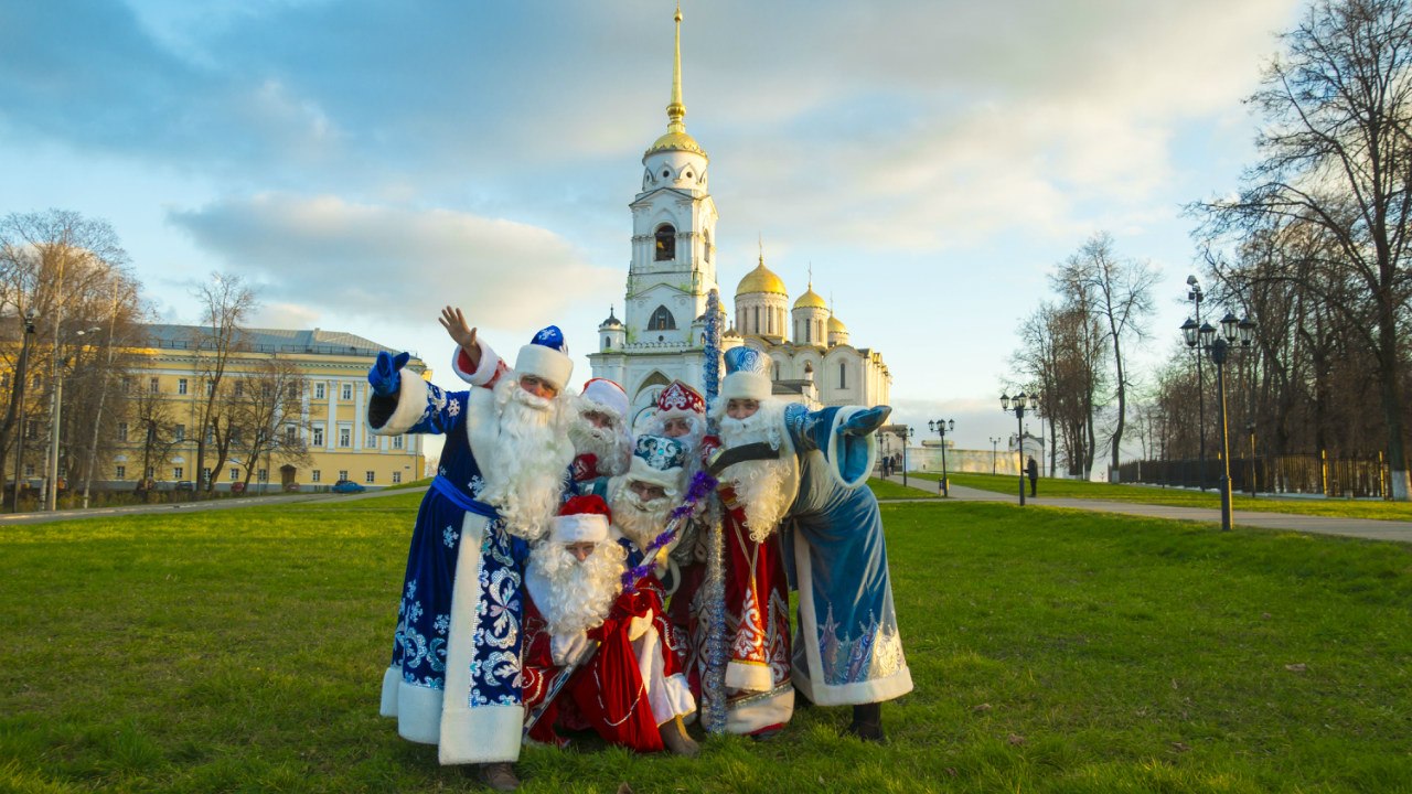 В преддверии Нового года праздничные агентства Владимира предлагают услуги вакцинированных Дедов Морозов и Снегурочек. Спрос на сказочных героев с QR-кодами будет большой, полагают специалисты. Если в прошлом году родители спрашивали справку об антителах, то теперь в ходу сертификат о прививке. 
