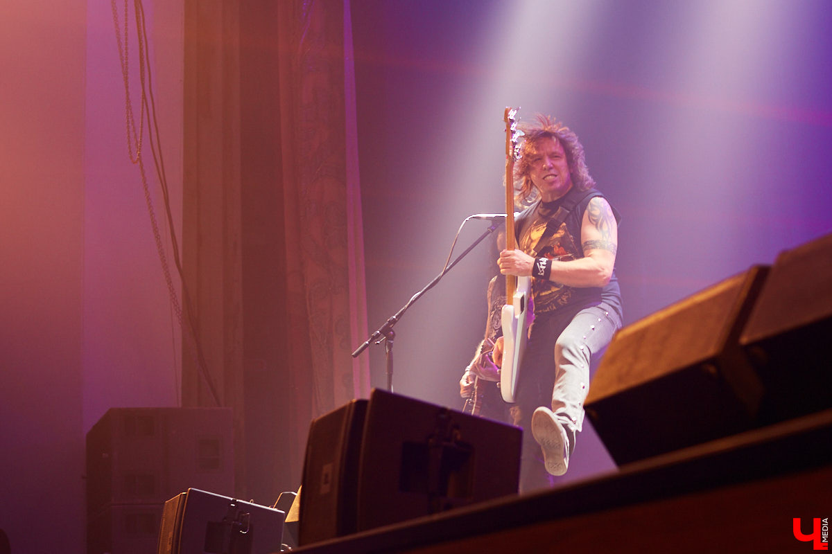 В это нестабильное время приезд во Владимир легенды отечественного хэви-метал группы «Ария» воспринимается как чудо. Но вот музыканты — на сцене Art Hall.