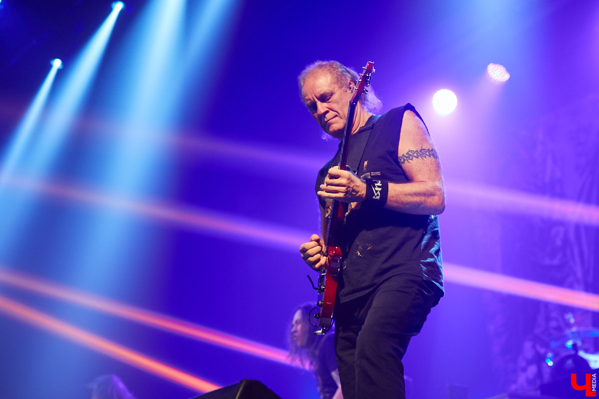 В это нестабильное время приезд во Владимир легенды отечественного хэви-метал группы «Ария» воспринимается как чудо. Но вот музыканты — на сцене Art Hall.